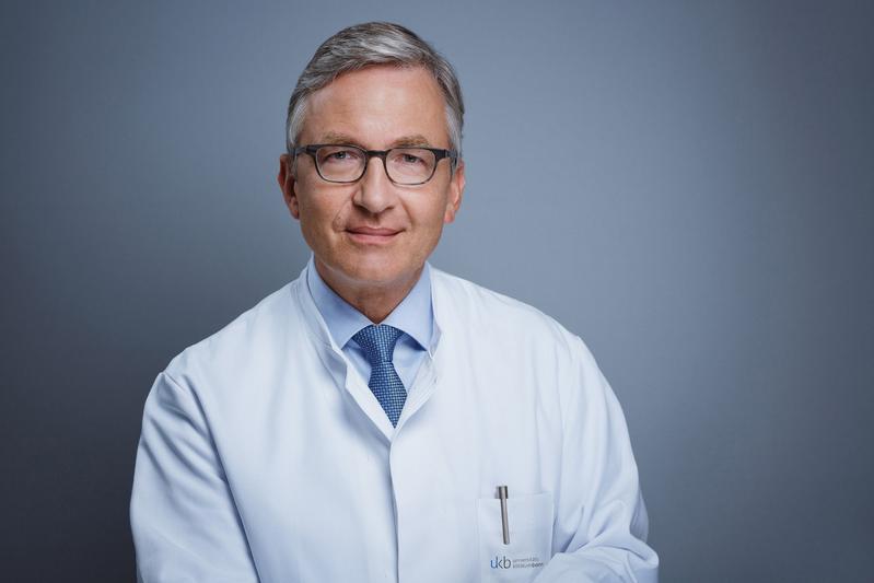 Das Bild zeigt Prof. Dr. Frank G. Holz, Direktor der Augenklinik des UKB