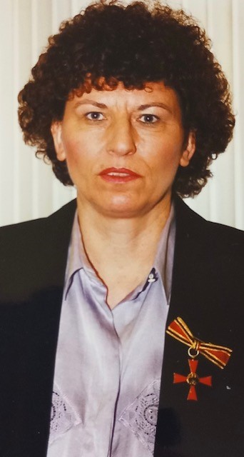 Das Bild zeigt Maria Kretschmer bei der Verleihung des Bundesverdienstkreuzes im Jahr 1998