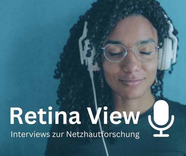 Das Bild zeigt eine Frau mit dunklen langen Haaren, mit Brille, die Augen geschlossen und einen Kopfhörer tragend. Zusätzlich sieht man den Text: Retina View - Interviews zur Netzhautforschung